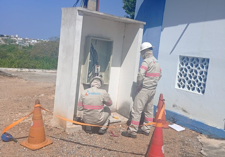 Profissionais da Energisa fazem o redimensionamento do transfomador.jpg