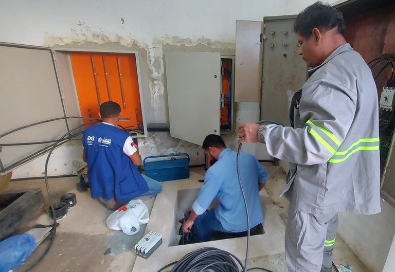 Profissionais da engenharia da SES trabalhando na atualização da rede do hospital de Coremas.jpg