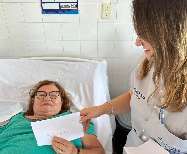 Paciente do Hospital de Coremas recebendo material educativo sobre o São José de Piranhas.jpg