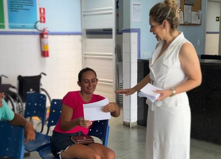 Pacientes, acompanhantes e funcionários receberam material educativo sobre o São José de Piranhas.jpg