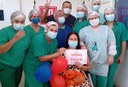 A equipe também comemora a alta porque a ida para casa do paciente concretiza o sucesso do tratamento.jpg