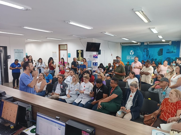 O psicólogo Adão Germano fez uma palestra na recepção do Hospital do Bem.jpg