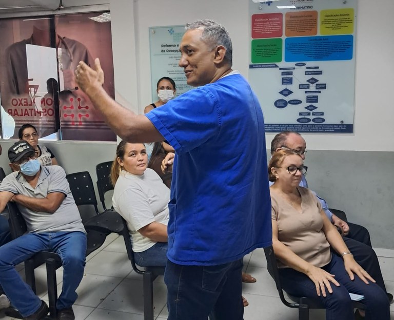 O psicólogo João Paulo em Roda de Conversa com pacientes e acompanhantes.jpg