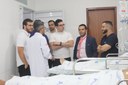 Secretário de Gestão Hospitalar, Patrick Lacerda e integrantes da equipe do Hospital de Patos nas novas instalações da unidade.JPG
