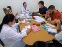 Profissionais da Farmácia e do  SCIH reunidos para avaliar resultados após implantação da ficha de con trole de antibió.jpg