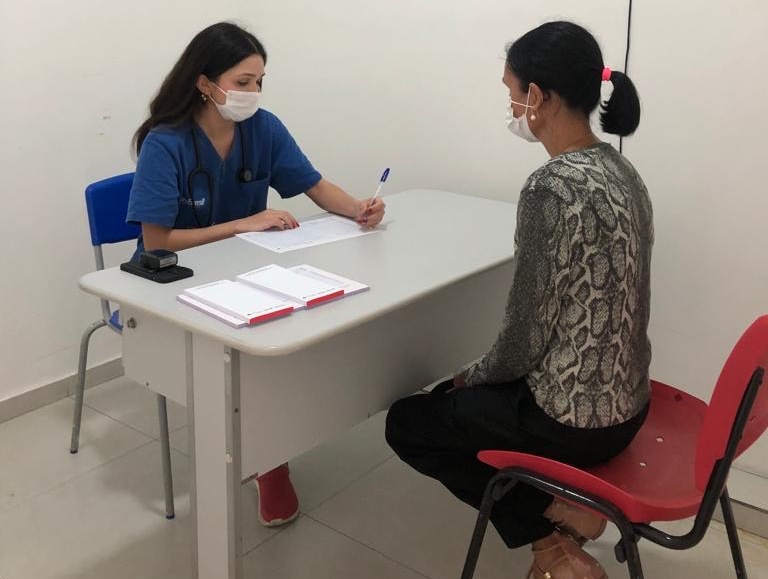 A médica Isabela Dias de Sousa foi a primeira profissional a atuar no novo espaço do Pronto Socorro do hospital.jpg