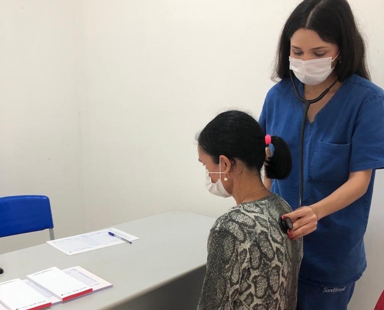 Médica em atendimento na nova àrea Verde do Hospital de Patos.jpg