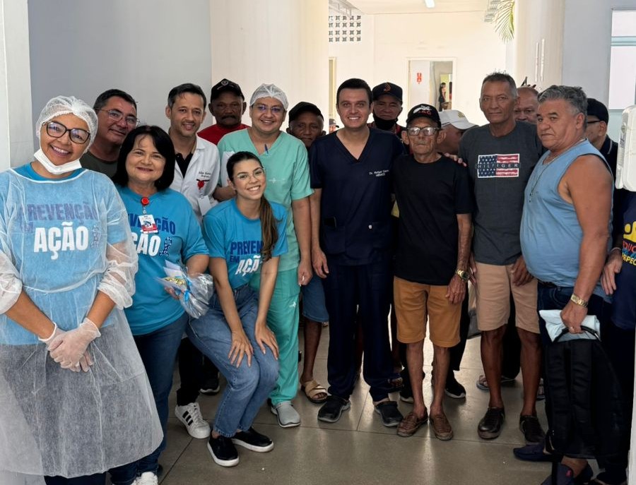 Profissionais e pacientes do Hospital de Patos durante evento do Dia D.jpg