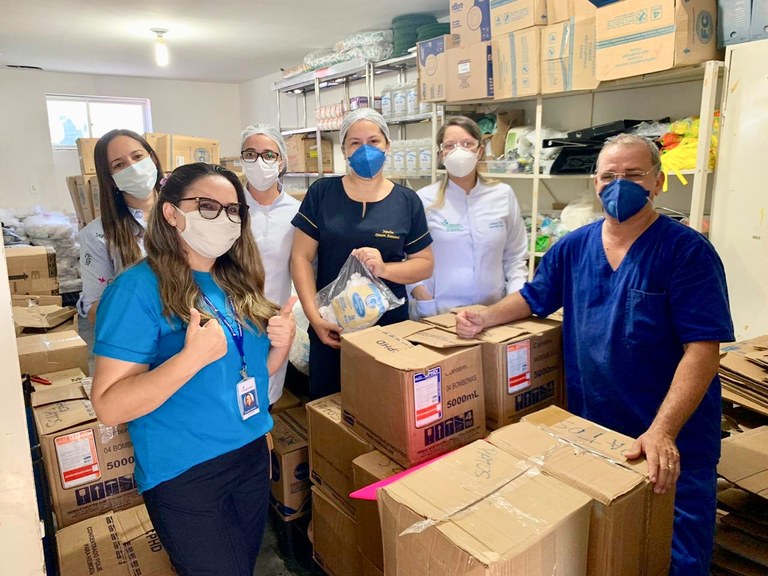 A equipe do Hospital que recebeu o material doado.jpeg