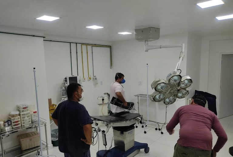 A nova sala de cirurgia sendo preparada.jpg