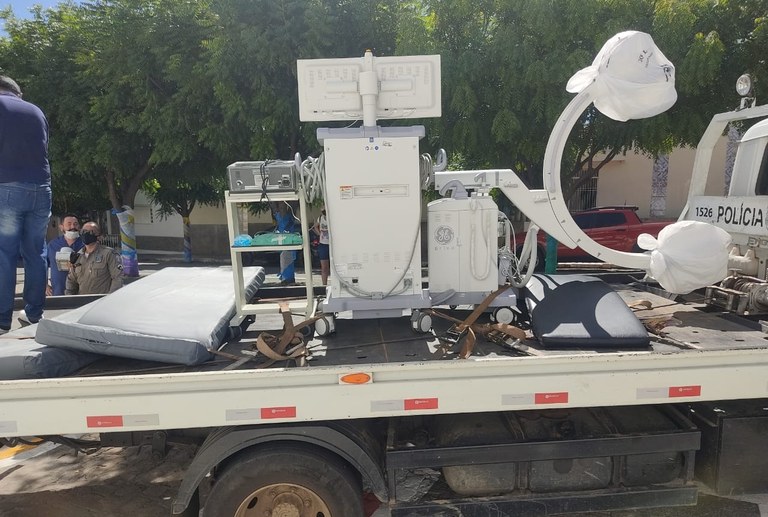 Os equipamentos do bloco sendo transportado.jpg