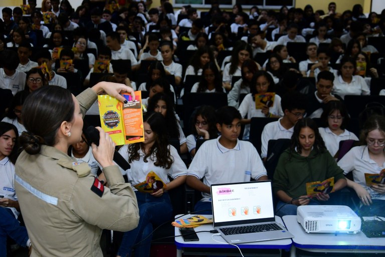 No evento foram distribuídos panfletos informativos que foram usados na palestra (1).JPG