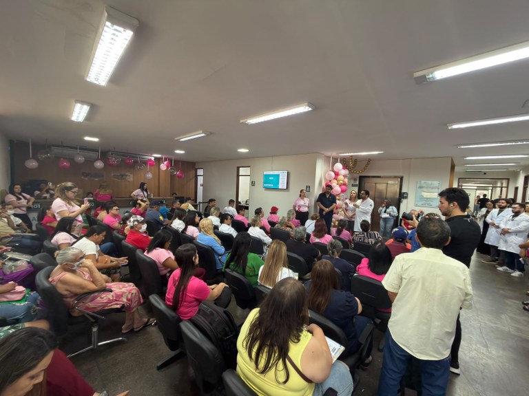 A abertura do Outubro Rosa contou com a participação de pacientes, acompanhantes e funcionários.jpeg