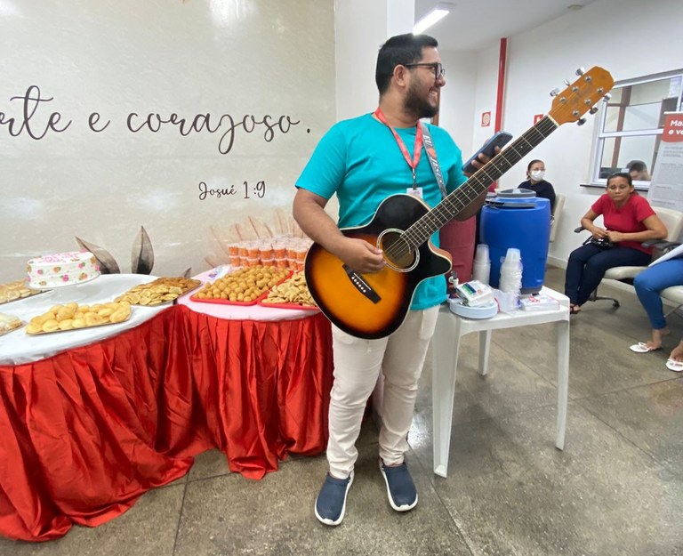 A celebração teve apresentação de voz e violão.jpg
