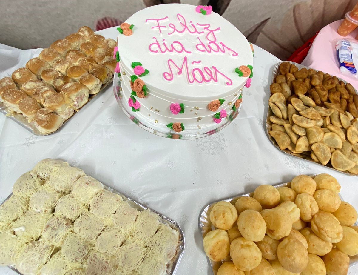A comemoração teve lanche coletivo e bolo temático.jpg