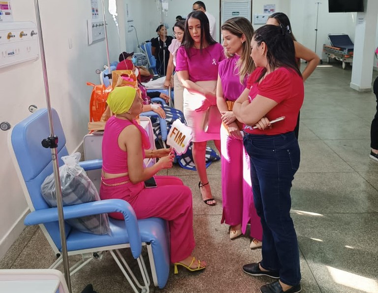 Advogadas durante conversa com pacientes.jpg