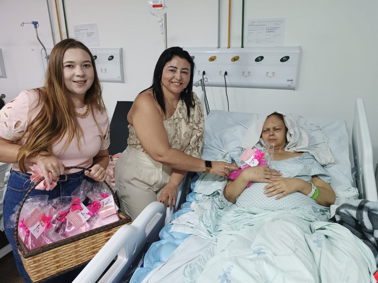 A distribuição dos lenços avconteceu também nas enfermarias.jpeg