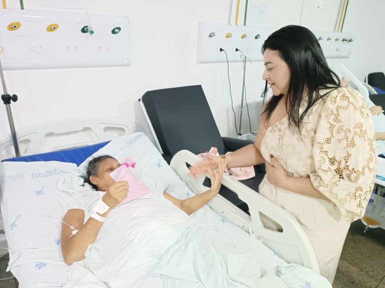 Hospital do Bem encerra Outubro Rosa com distribuição de lenços pára pacientes.jpeg