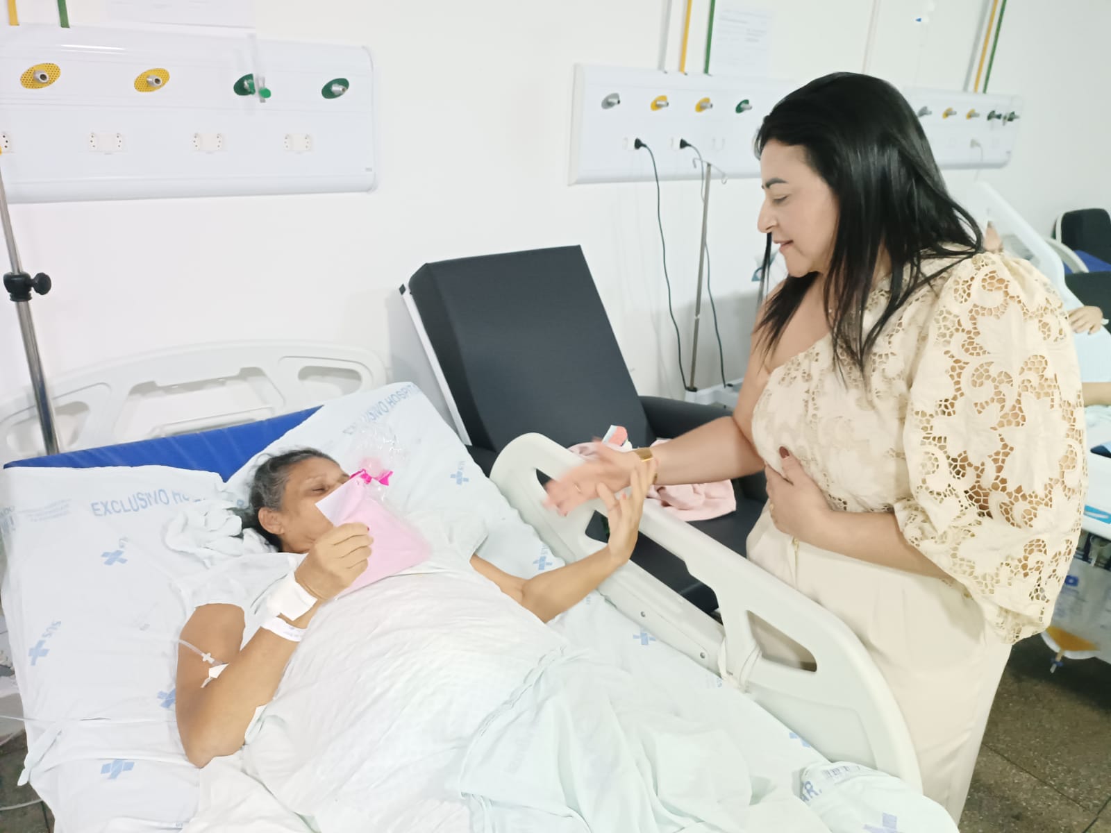 Hospital do Bem encerra Outubro Rosa com distribuição de lenços pára pacientes.jpeg