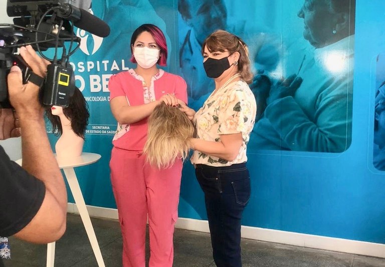 Gislane Medeiros recebeu sua nova peruca da médica Dra. Nayarah Xavier.jpg