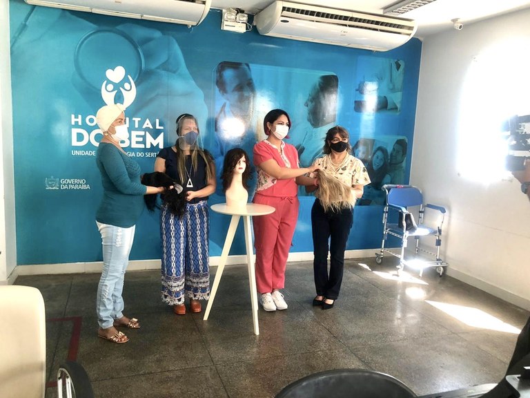Houve doação de perucas para pacientes que estão e que já terminaram o tratamento, mas ainda não têm cabelos.jpg