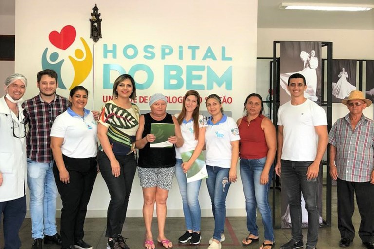As pacientes que receberam a cura com parte da equipe que as acolheu na unidade.jpg