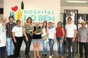 As pacientes que receberam a cura com parte da equipe que as acolheu na unidade.jpg