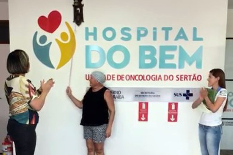 Uma das pacientes no momento do toque do sino.jpg