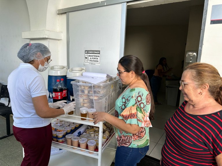 Os acompanhantes também receberam o lanche junino.jpg
