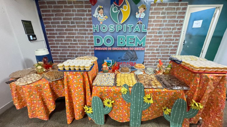 Uma mesa com iguarias juninas foi montada na recepção do hospital para pacientes, acompanhantes e funcionários.jpg
