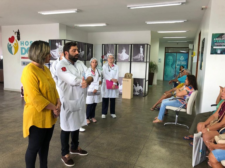 Dra. Nayhara Castro e Dr. Wostenildo Crispim falaram sobre a importância da prevenção.jpg
