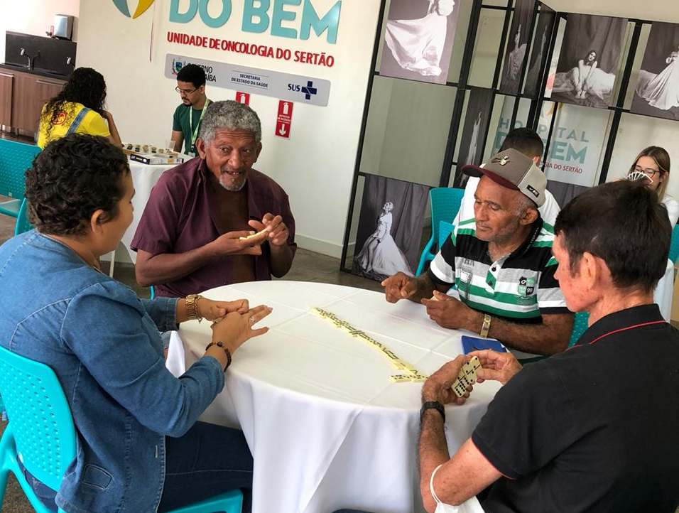 As mesas com os jogos foram colocadas no hall do Hospital.jpg