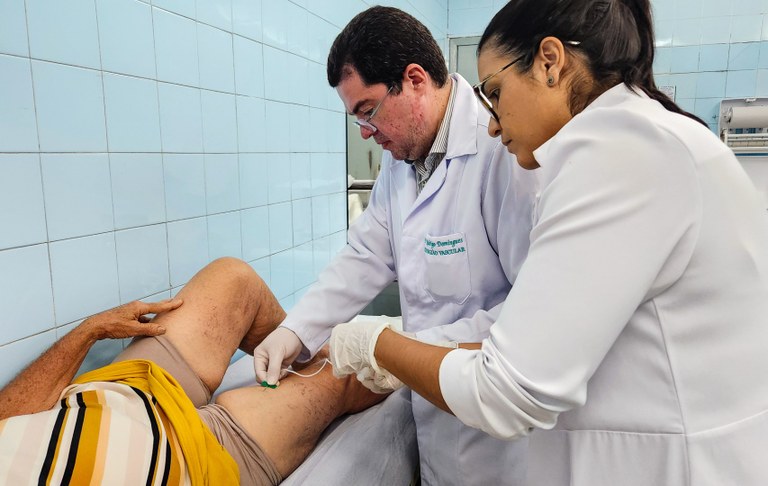 Vascular_aplicação de espuma_dr Rodrigo e dra Larissa (2).jpg