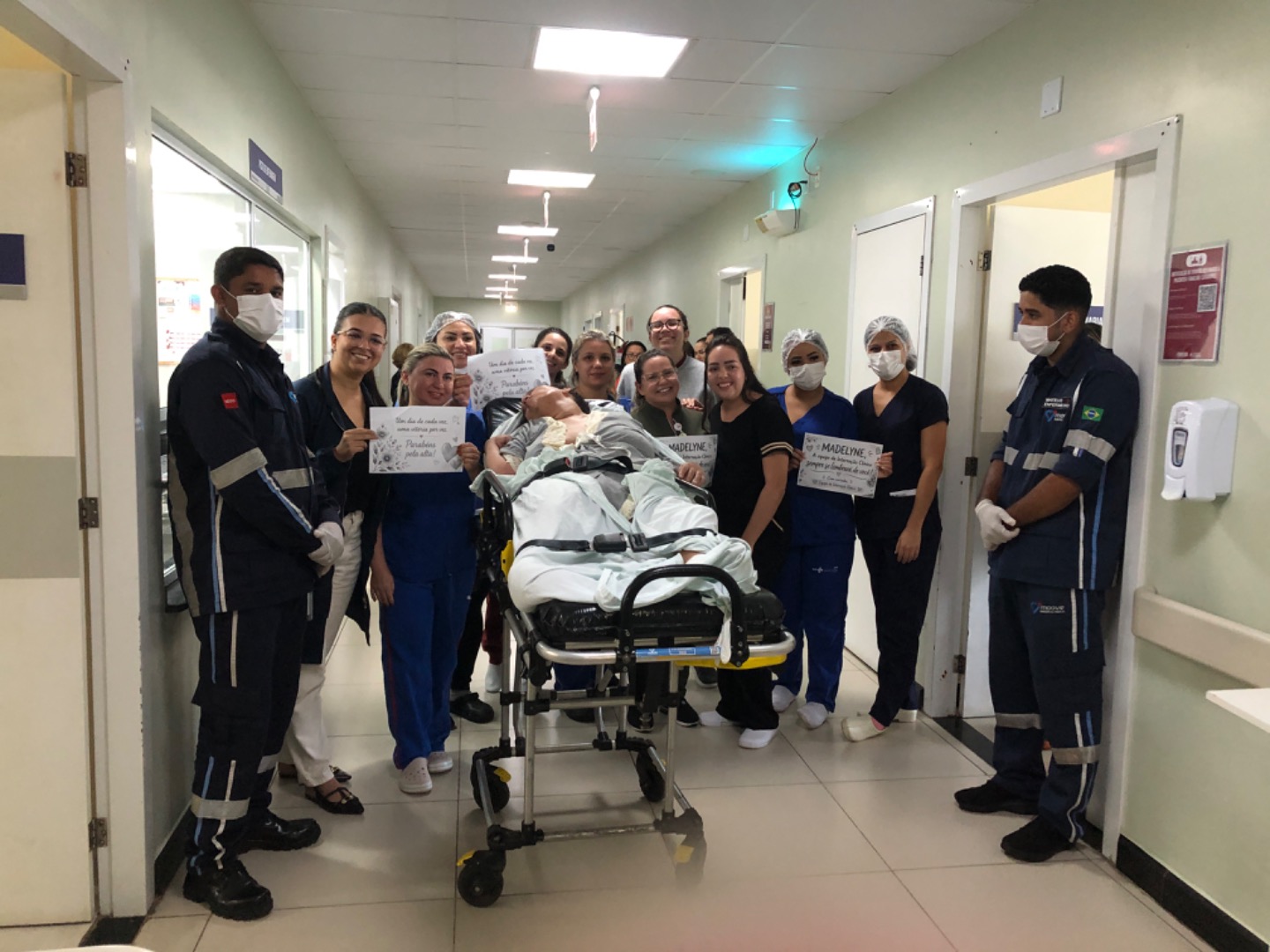 Paciente que passou por tratamento de tumor intracraniano recebe alta no Hospital Metropolitano (1).JPG