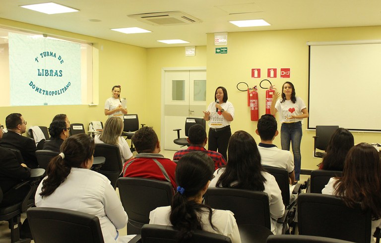hosp metropolitano forma turma em libras (3).JPG hosp metropolitano forma turma em libras (3).JPG