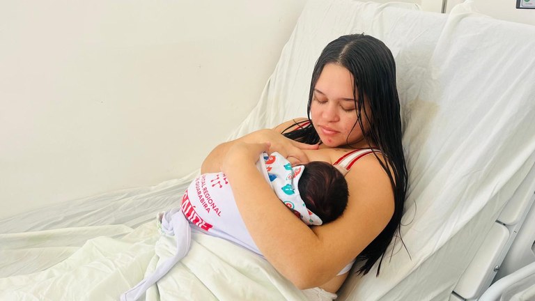 Hospital Regional de Guarabira fortalece contato mãe-bebê com “Tops maternais” e mantas para recém-nascidos 1.jpeg
