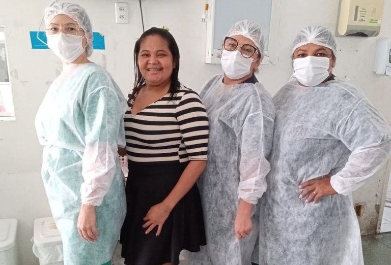 Profissionais do hospital com Márcia.jpg