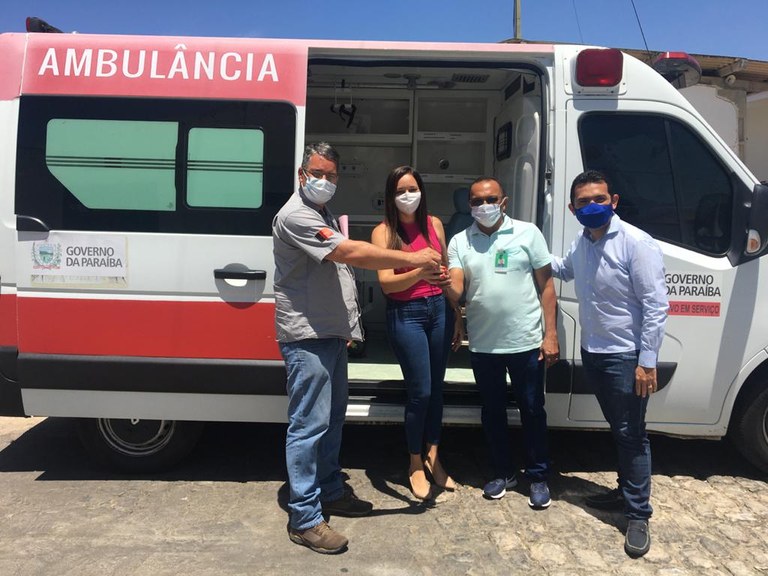 O diretor geral, Francisco Guedes, e a diretora admnistrativa, Isabella dos Santos,recebem a nova ambulância do Complexo de Patos.jpg O diretor geral, Francisco Guedes, e a diretora admnistrativa, Isabella dos Santos,recebem a nova ambulância do Complexo de Patos.jpg