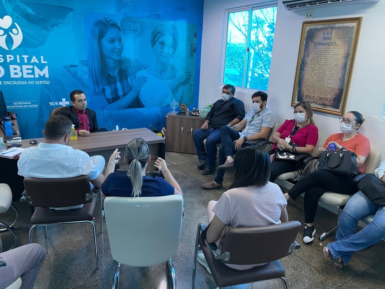 Diretor Geral, Francisco Guedes e equipe do hospital que decidiu suspender a visita aos pacientes.jpg Diretor Geral, Francisco Guedes e equipe do hospital que decidiu suspender a visita aos pacientes.jpg