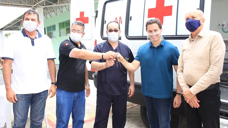 A entrega da ambulância contou com a presença de várias autoridades.jpeg