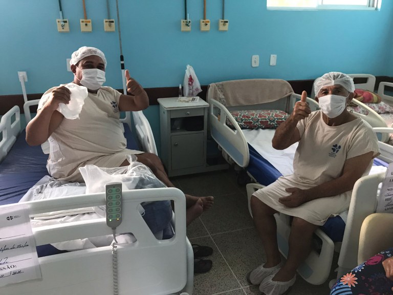 Pacientes comemorando o sucesso dos procedimentos.jpg Pacientes comemorando o sucesso dos procedimentos.jpg