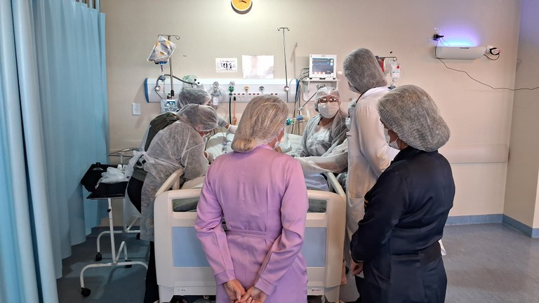 Idosa em cuidados paliativos comemora aniversário de 87 anos junto às filhas na UTI do Hospital Metropolitano2.jpg