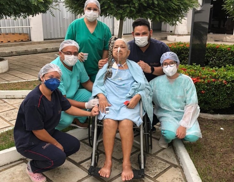 Dona Francisca com profissionais da equipe da unidade durante a ação de humanização.jpg