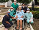 Dona Francisca com profissionais da equipe da unidade durante a ação de humanização.jpg