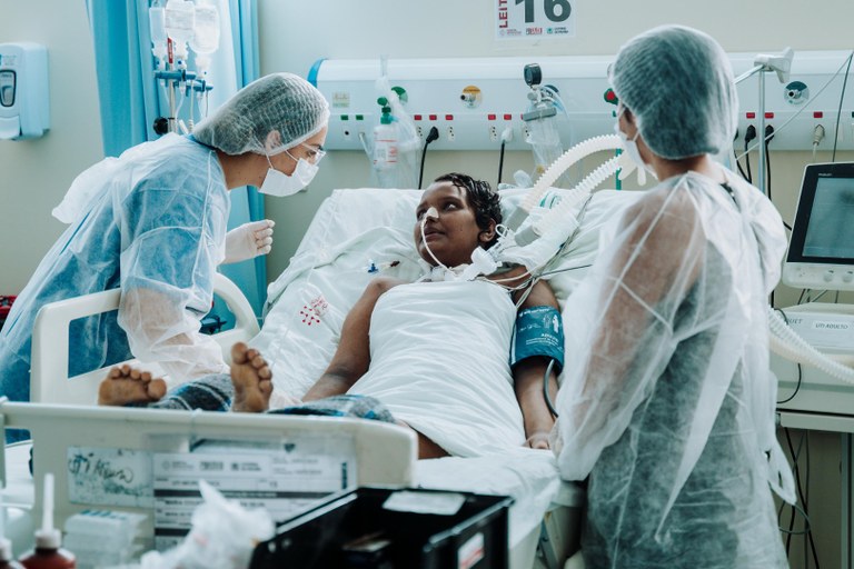 Internada com doença rara no Hospital Metropolitano, jovem é levada para ver o mar em ação de humanização.jpeg