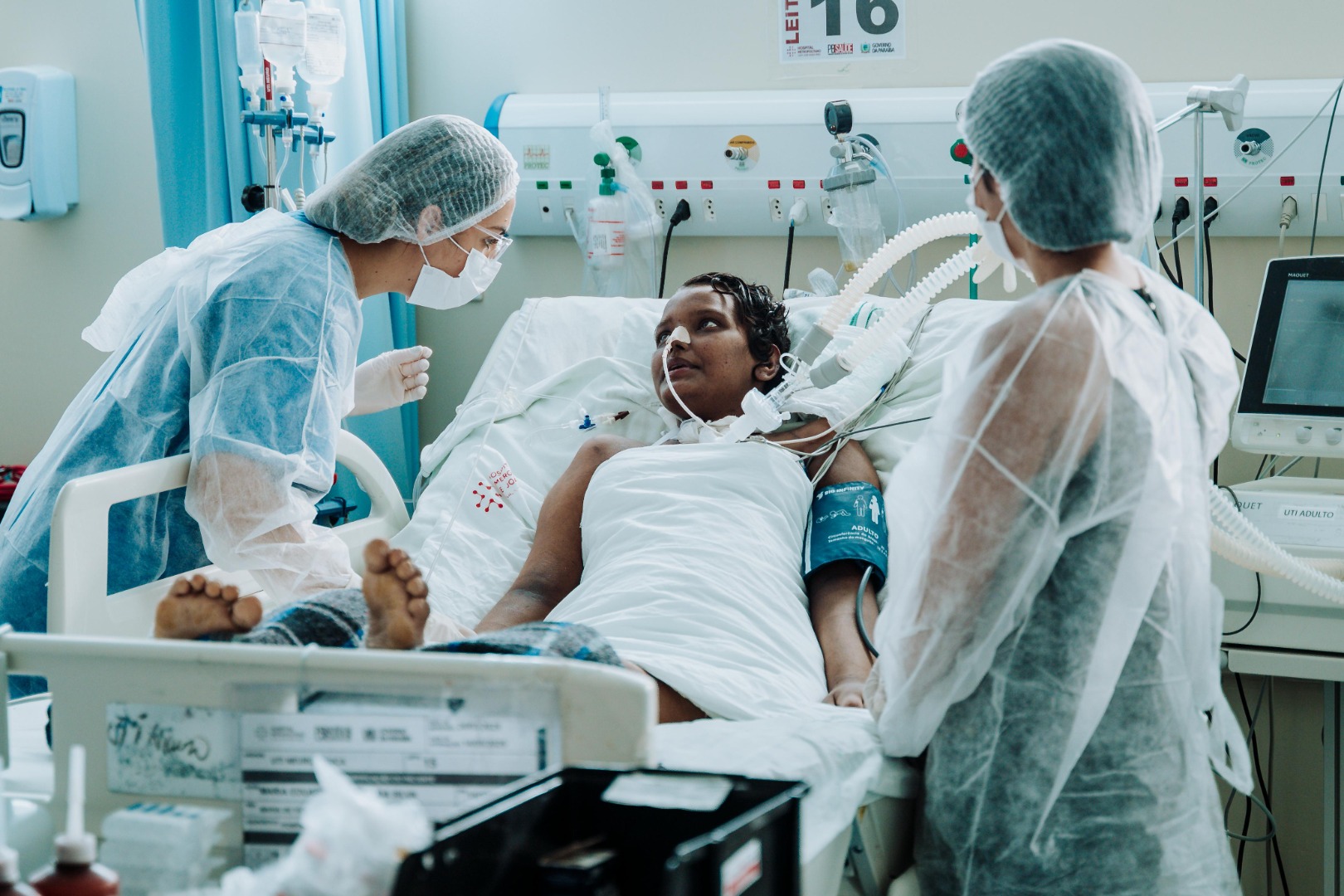 Internada com doença rara no Hospital Metropolitano, jovem é levada para ver o mar em ação de humanização.jpeg