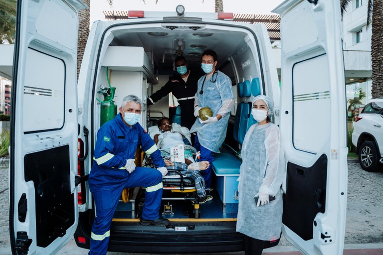 Internada com doença rara no Hospital Metropolitano, jovem é levada para ver o mar em ação de humanização1.jpeg