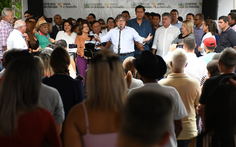 joao entrega de servicos na casa da cidadania em mamanguape foto jose marques (19).JPG