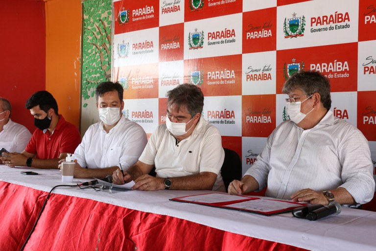 sousa-assina-os-coletiva-francisco franca2.JPG