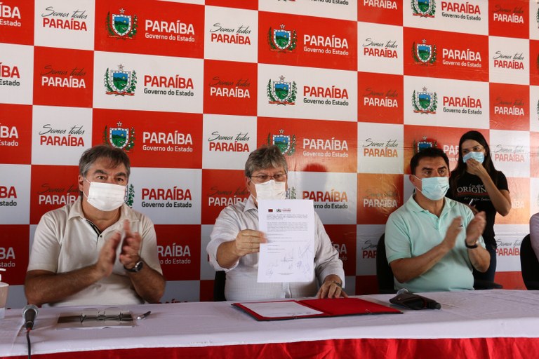 sousa-assina-os-coletiva-francisco franca7.JPG